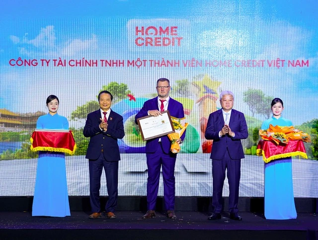 Home Credit vào Top 10 Doanh nghiệp Bền vững thuộc lĩnh vực Thương mại - Dịch vụ - Ảnh 1