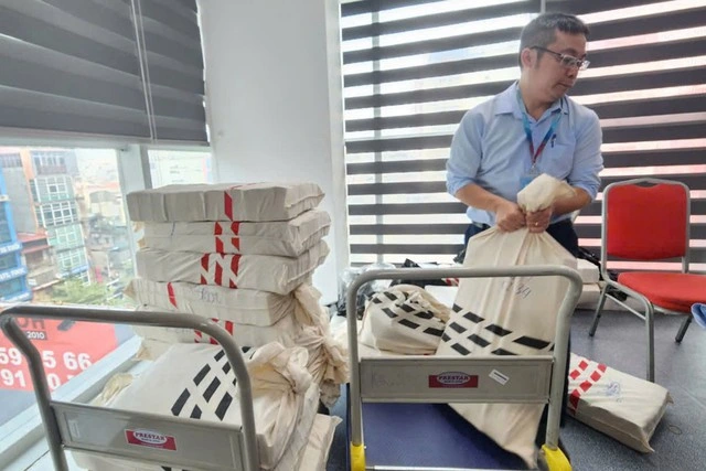 Người dân ven hồ Gươm nhận ‘bao tải tiền’ đền bù đất làm quảng trường phía đông - Ảnh 1