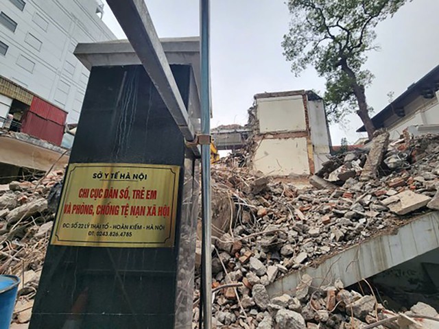 Phá dỡ công trình phục vụ dự án quảng trường, công viên cạnh hồ Hoàn Kiếm - Ảnh 1