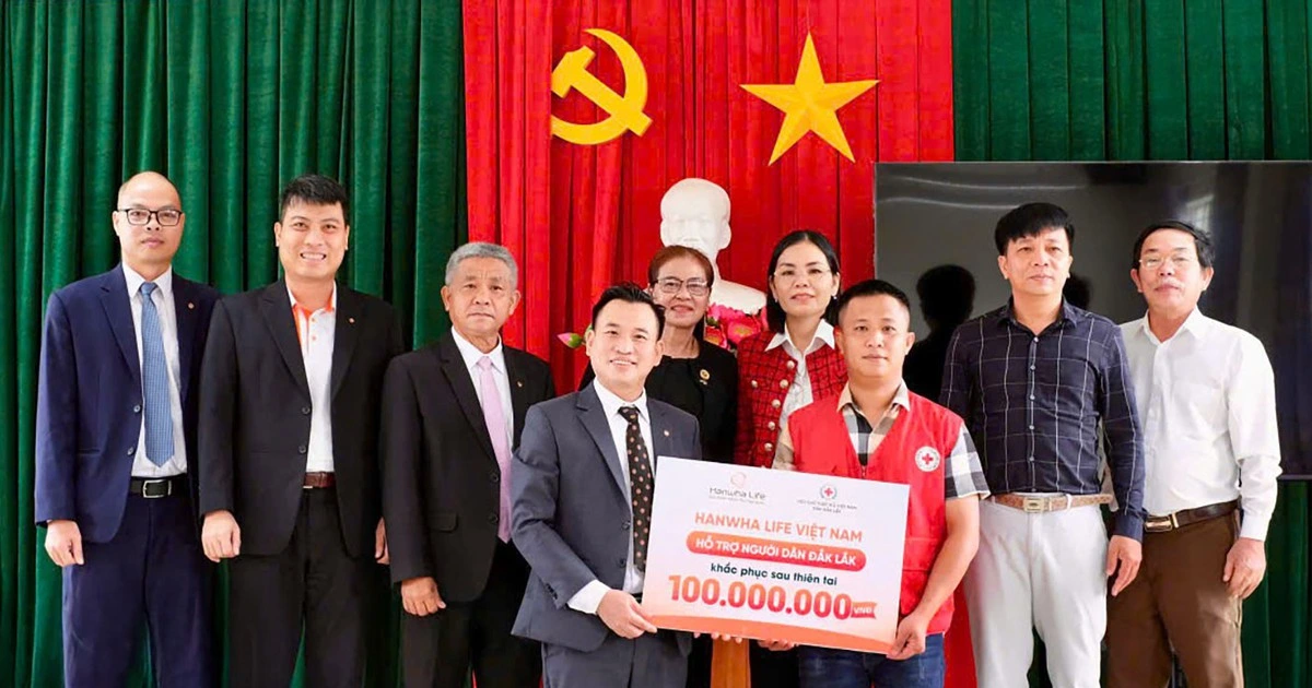 Hanwha Life Việt Nam hỗ trợ người dân miền Trung ổn định cuộc sống sau bão lũ