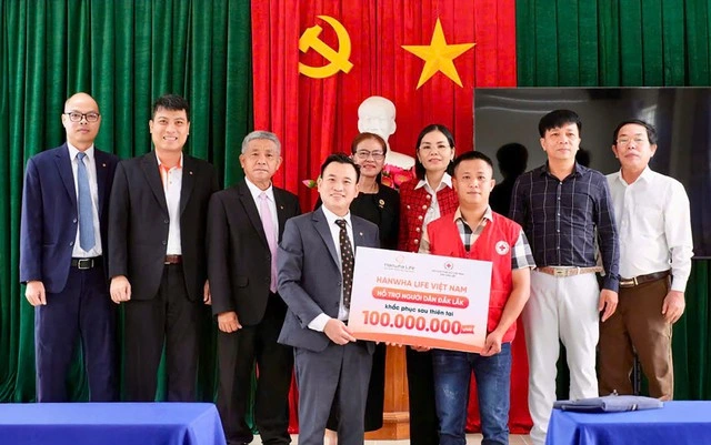Hanwha Life Việt Nam hỗ trợ người dân miền Trung ổn định cuộc sống sau bão lũ - Ảnh 1