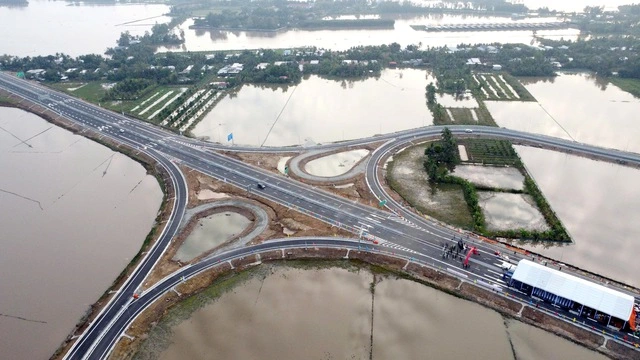 Xuân về sớm trên 3.000 km cao tốc Bắc - Nam - Ảnh 1