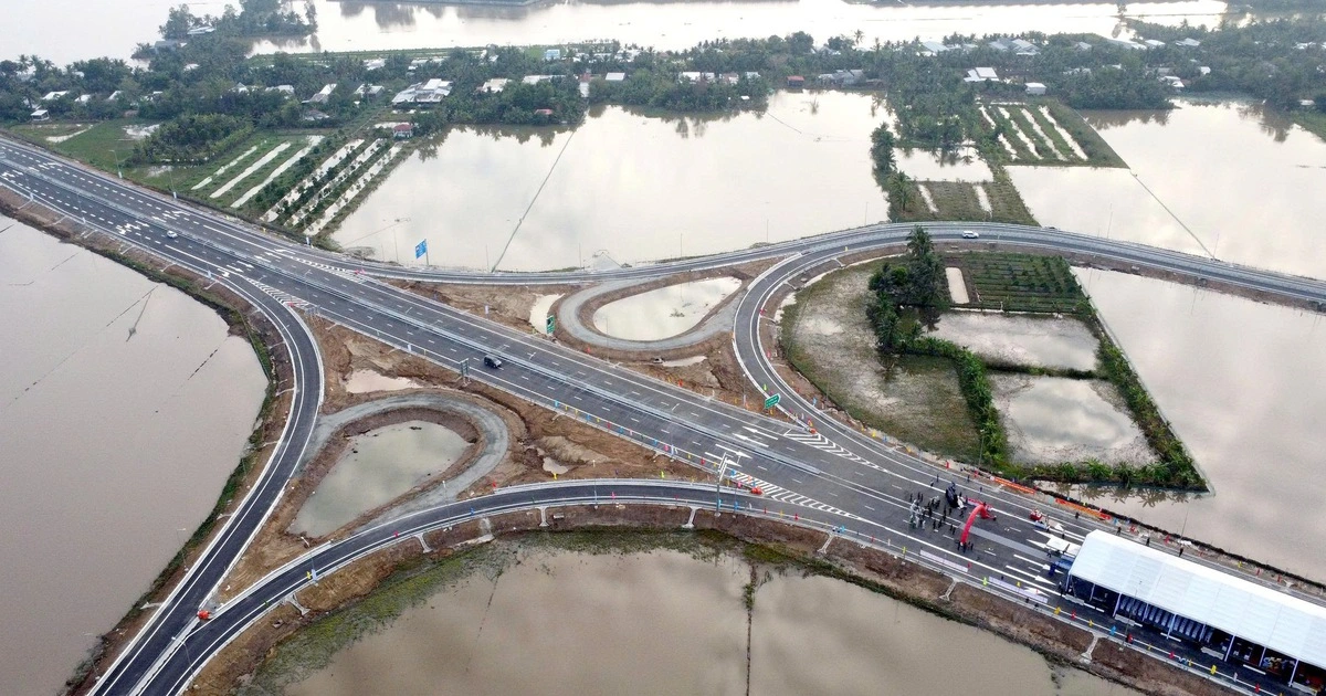 Xuân về sớm trên 3.000 km cao tốc Bắc - Nam