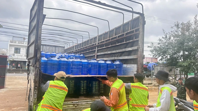 EVNGENCO3 hỗ trợ hơn 7 tỉ đồng cho miền Trung, Tây nguyên sau bão lũ - Ảnh 10