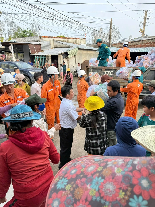 EVNGENCO3 hỗ trợ hơn 7 tỉ đồng cho miền Trung, Tây nguyên sau bão lũ - Ảnh 11