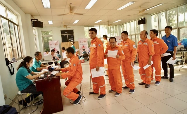 Điện lực khu vực Bình Dương hiến gần 200 đơn vị máu - Ảnh 2