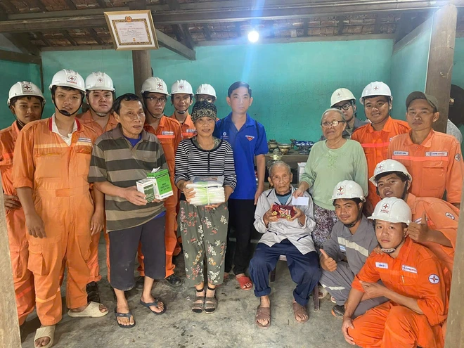 EVNGENCO3 hỗ trợ hơn 7 tỉ đồng cho miền Trung, Tây nguyên sau bão lũ - Ảnh 18