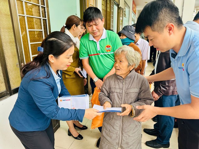 Vietbank hướng về miền Trung yêu thương, trao 3.600 suất quà cho đồng bào vùng lũ - Ảnh 2