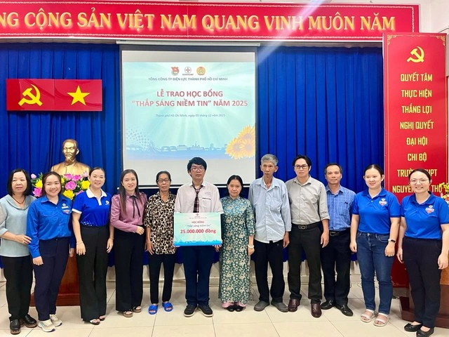 EVNHCMC ‘Thắp sáng niềm tin’ đến trường cho học sinh hiếu học - Ảnh 2