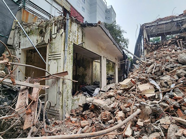 Phá dỡ công trình phục vụ dự án quảng trường, công viên cạnh hồ Hoàn Kiếm - Ảnh 2