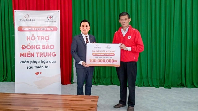 Hanwha Life Việt Nam hỗ trợ người dân miền Trung ổn định cuộc sống sau bão lũ - Ảnh 2
