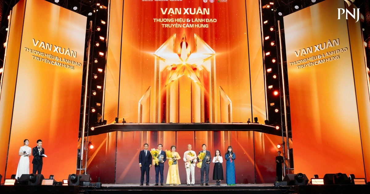 Bà Cao Thị Ngọc Dung được vinh danh ‘Lãnh đạo trọn đời’ tại Vạn Xuân Awards 2025