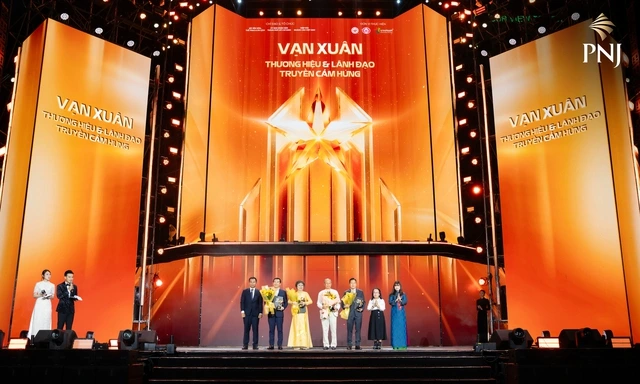 Bà Cao Thị Ngọc Dung được vinh danh ‘Lãnh đạo trọn đời’ tại Vạn Xuân Awards 2025 - Ảnh 1