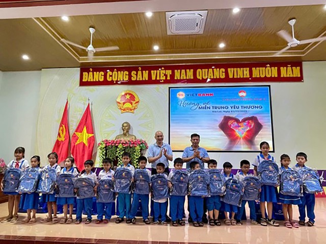 Vietbank hướng về miền Trung yêu thương, trao 3.600 suất quà cho đồng bào vùng lũ - Ảnh 3