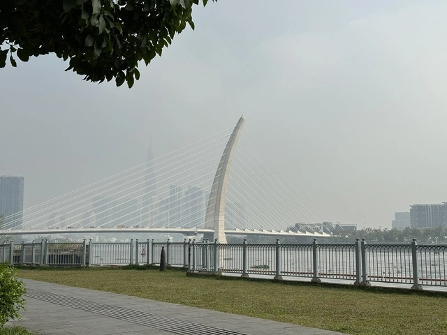 Sáng nay, bầu trời TP.HCM lại mù mịt, ô nhiễm không khí mức nào? - Ảnh 3