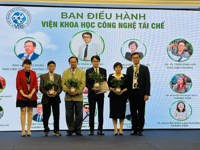 Biến 'gánh ve chai' thành công nghiệp tái chế Việt Nam - Ảnh 1