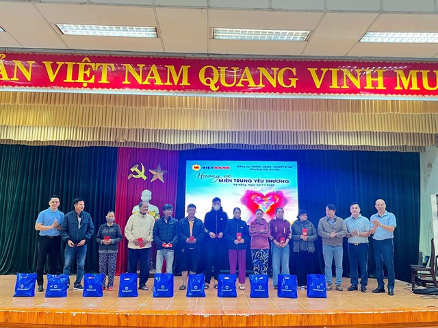 Vietbank hướng về miền Trung yêu thương, trao 3.600 suất quà cho đồng bào vùng lũ - Ảnh 4
