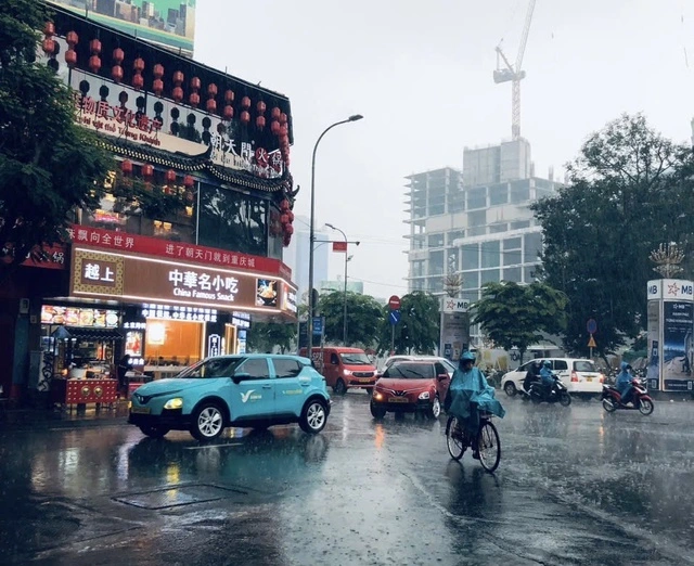 Sài Gòn sấm to, mưa lớn - Ảnh 2