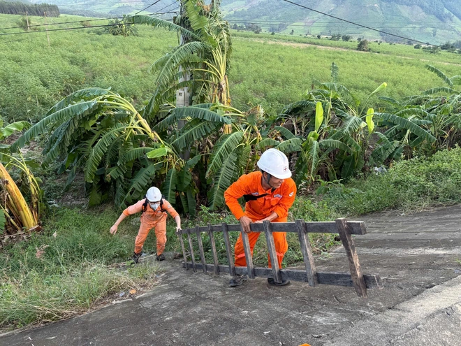 EVNGENCO3 hỗ trợ hơn 7 tỉ đồng cho miền Trung, Tây nguyên sau bão lũ - Ảnh 5