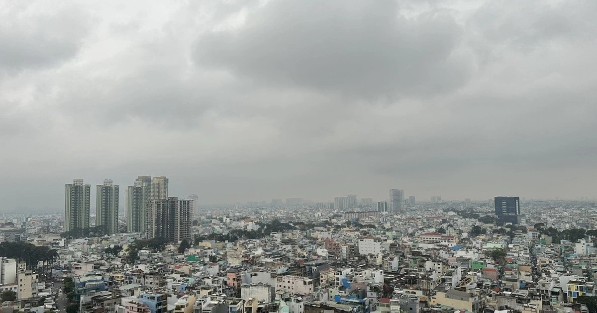 Sáng nay TP.HCM trời âm u, có mưa lớn trên diện rộng
