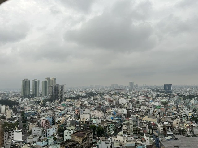 Sáng nay TP.HCM trời âm u, có mưa lớn trên diện rộng - Ảnh 1