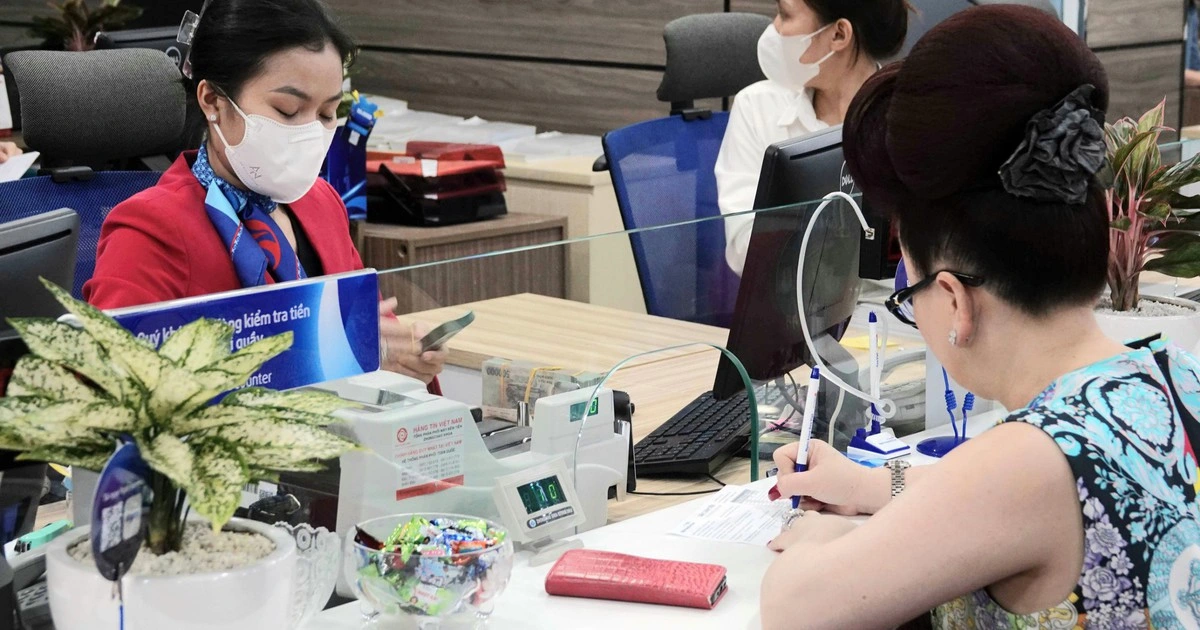 Ngân hàng Nhà nước bơm mạnh tiền, lãi suất kỳ hạn ngắn cao hơn dài