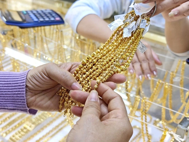 Giá vàng hôm nay 10.12.2025: Tăng gần 1 triệu đồng ngay khi mở cửa - Ảnh 1