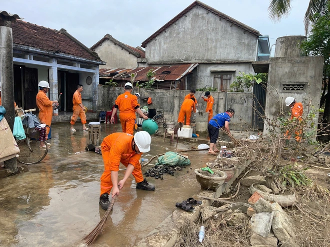 EVNGENCO3 hỗ trợ hơn 7 tỉ đồng cho miền Trung, Tây nguyên sau bão lũ - Ảnh 8