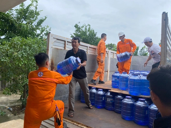 EVNGENCO3 hỗ trợ hơn 7 tỉ đồng cho miền Trung, Tây nguyên sau bão lũ - Ảnh 9