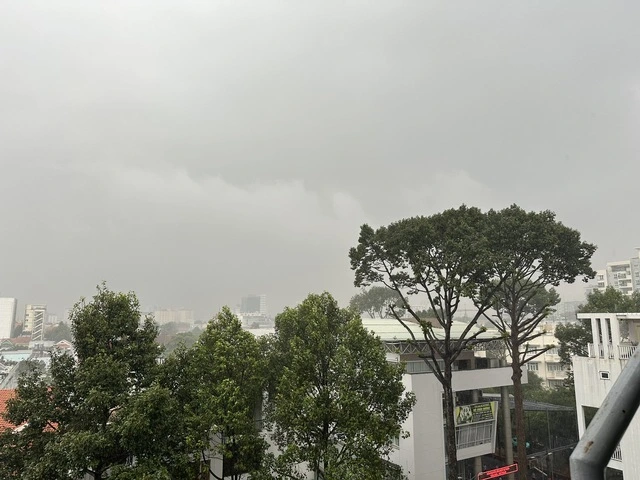 Sài Gòn sấm to, mưa lớn - Ảnh 5