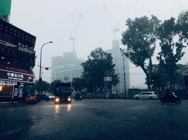 Sài Gòn sấm to, mưa lớn - Ảnh 1