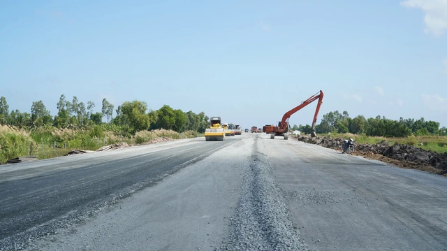 10 ngày ‘chạy’ nước rút trên công trường cao tốc Cần Thơ – Cà Mau - Ảnh 2