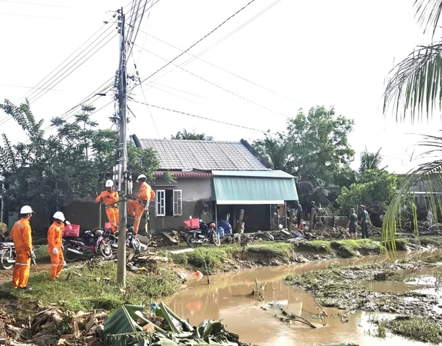 Ngập sâu diện rộng, Công ty Điện lực Lâm Đồng trực 24/24, kịp thời ứng phó - Ảnh 1