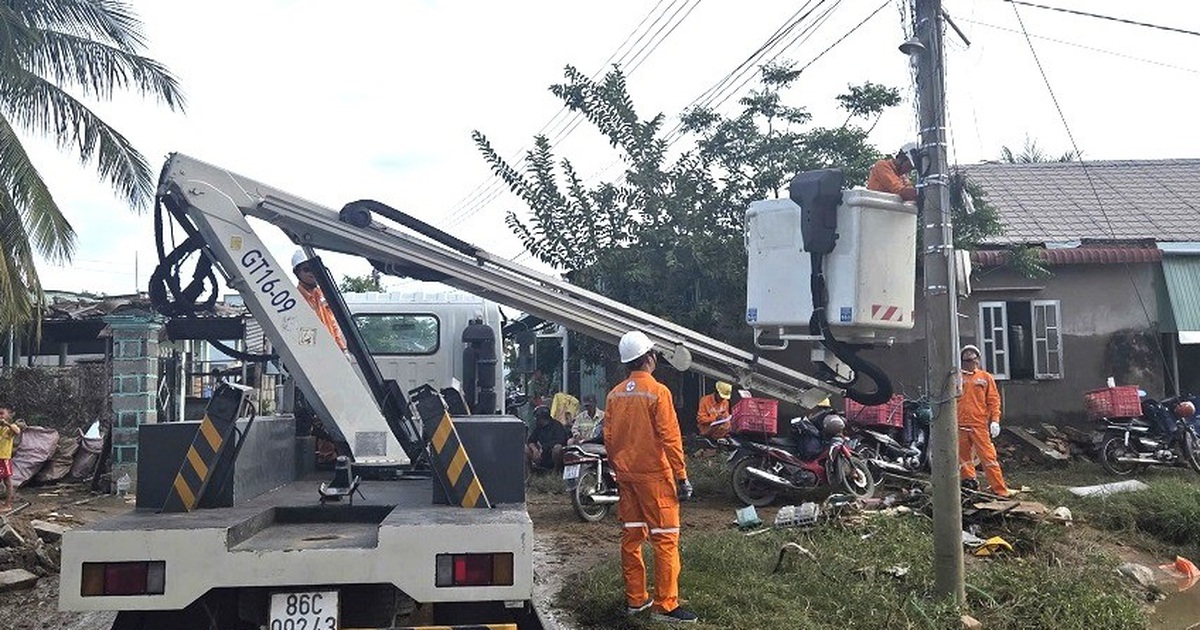 Ngập sâu diện rộng, Công ty Điện lực Lâm Đồng trực 24/24, kịp thời ứng phó