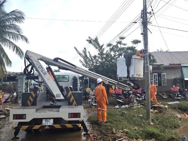 Ngập sâu diện rộng, Công ty Điện lực Lâm Đồng trực 24/24, kịp thời ứng phó - Ảnh 2