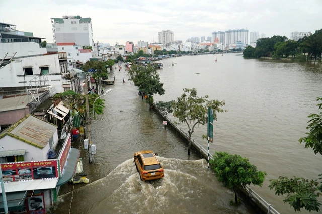 Sáng nay TP.HCM trời âm u, có mưa lớn trên diện rộng - Ảnh 4