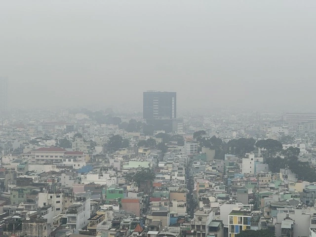 Sáng nay, bầu trời TP.HCM đục ngầu, vì sao? - Ảnh 1