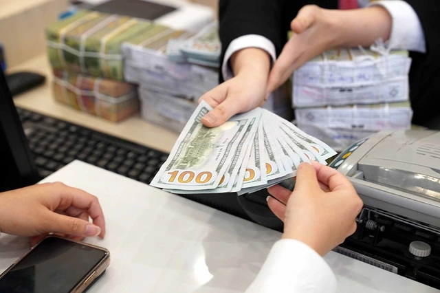 Tỷ giá hạ nhiệt nhưng vẫn 'căng' - Ảnh 1