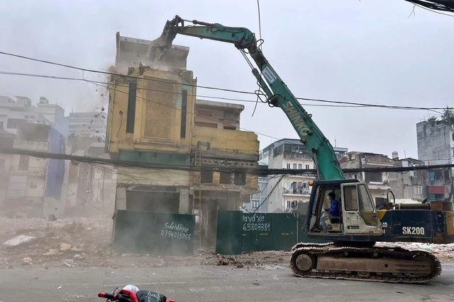 Hà Nội yêu cầu 6 phường có biện pháp giảm bụi khi phá dỡ công trình - Ảnh 1
