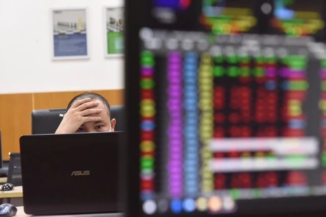 VN-Index rớt dưới 1.700 điểm - Ảnh 1