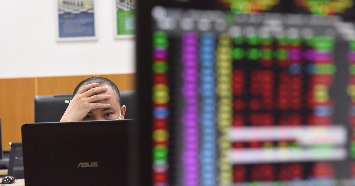 VN-Index rớt dưới 1.700 điểm