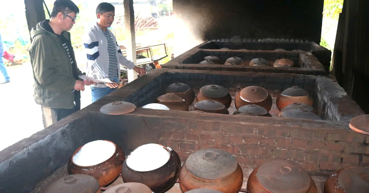 Bất ngờ với nghề… nấu muối