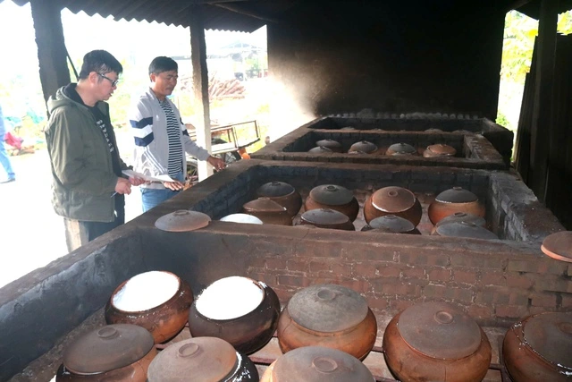 Bất ngờ với nghề… nấu muối - Ảnh 1