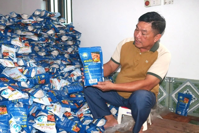 Bất ngờ với nghề… nấu muối - Ảnh 3