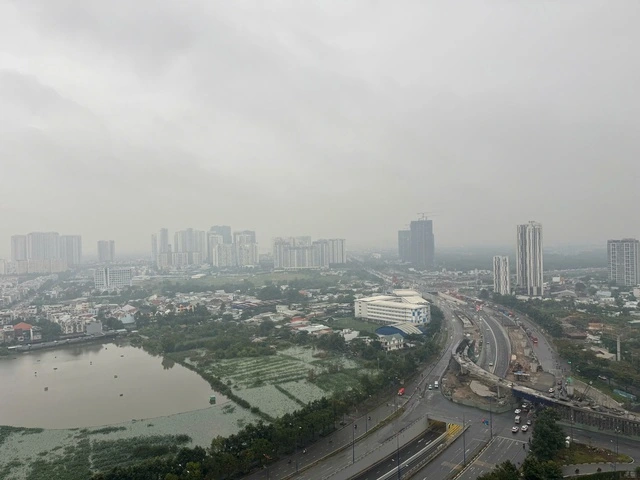 Sáng nay TP.HCM trời âm u, có mưa lớn trên diện rộng - Ảnh 3
