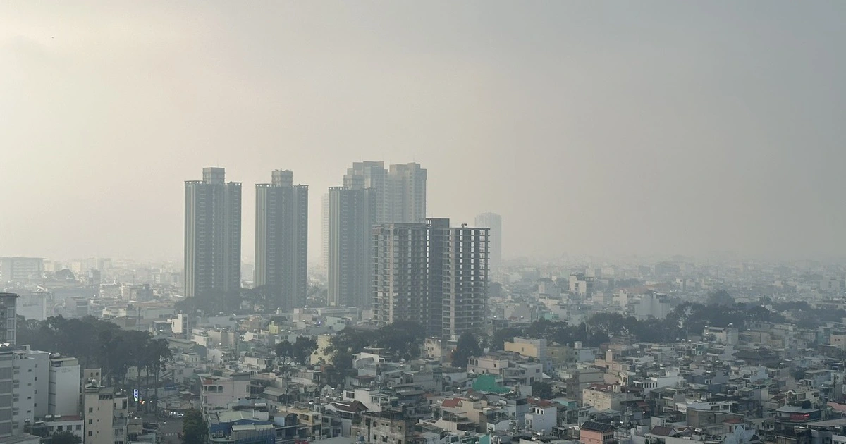 TP.HCM ô nhiễm không khí gia tăng, mưa trái mùa trở lại