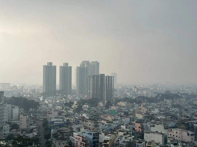 TP.HCM ô nhiễm không khí gia tăng, mưa trái mùa trở lại - Ảnh 1