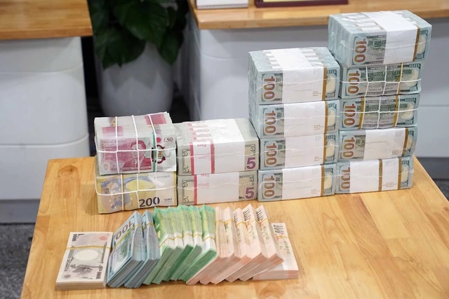 Tạm dừng yêu cầu doanh nghiệp xuất hóa đơn khi bán ngoại tệ cho ngân hàng - Ảnh 1