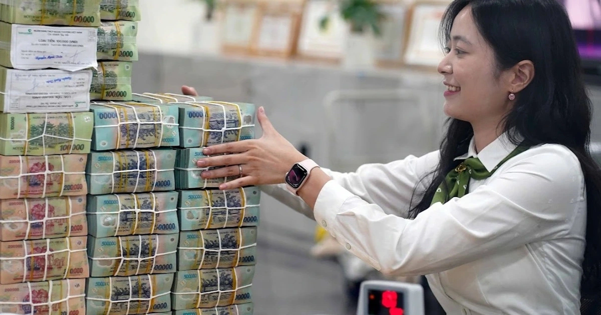 Lãi suất tăng cao, nên dồn tiền gửi tiết kiệm hay mua vàng?