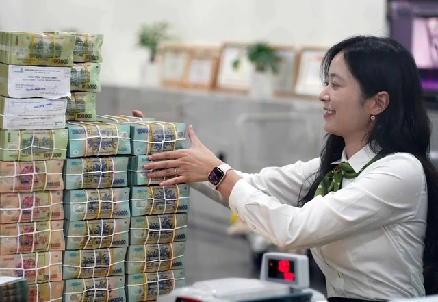 Lãi suất tăng cao, nên dồn tiền gửi tiết kiệm hay mua vàng? - Ảnh 1